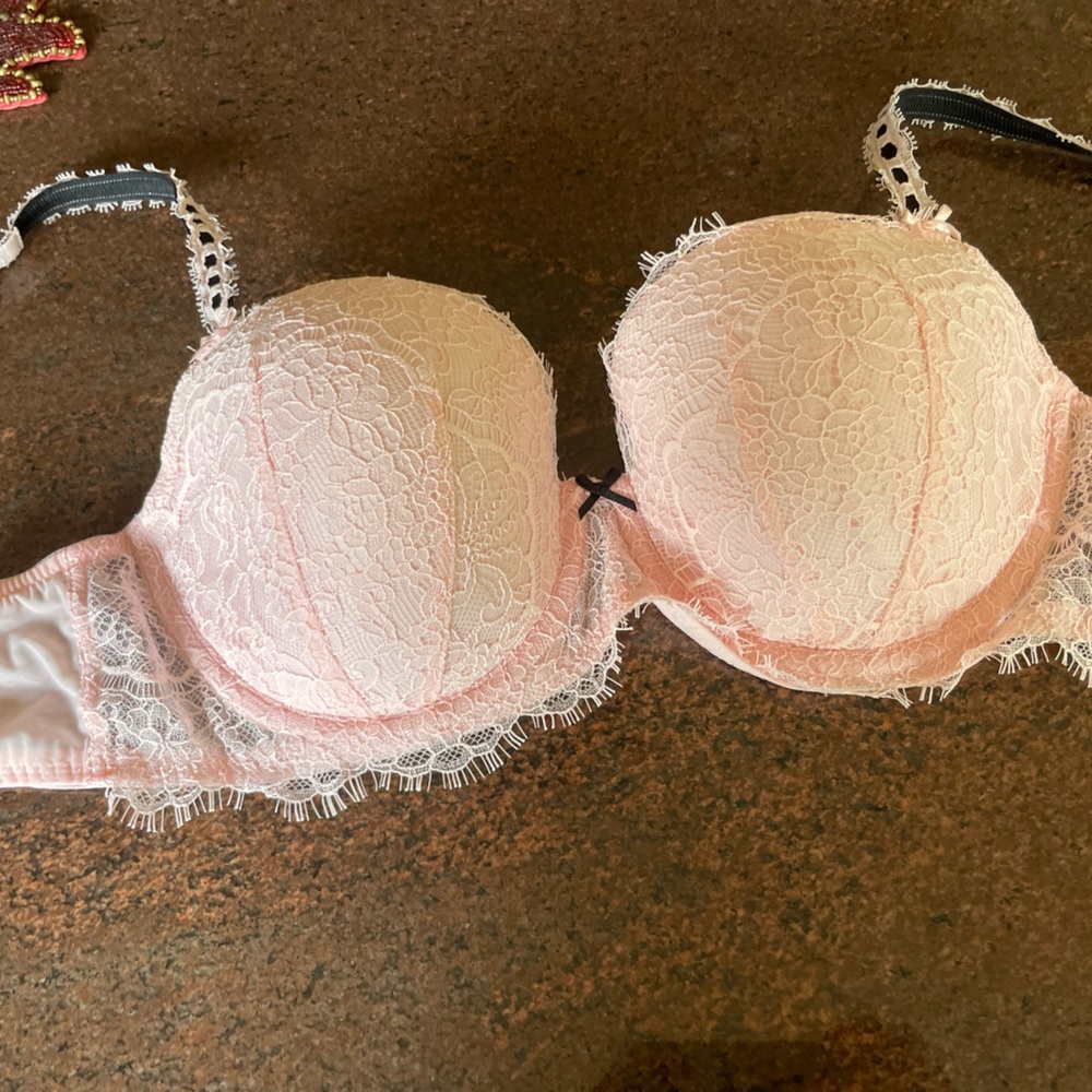 Victoria’s Secret bra. Never worn. 34DD